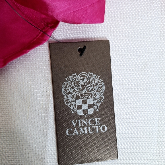 NWT Vince Camuto brand "The  Berry Shiney" V-neck pullover blouse size medium. - Picture 10 of 10